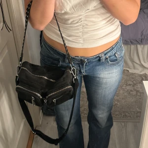 Noella väska - Svart noella väska som knappt är använd. Det långa bandet tillkommer också🥰nypris 700kr