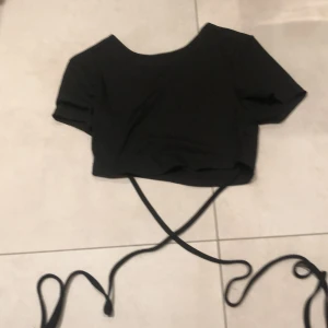 Topp med band! - Svart topp med band som man knyter runt om ryggen.