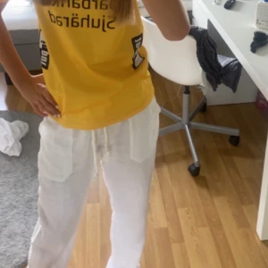 Linnebyxor - Säljer mina fina lågmidjade linnebyxor från Skagenclothing då dem är lite för stora på mig som är 167 cm! Köptes för 799 kr! Nyskick🥰