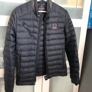 Morris jacka  - Säljer nu denna otroligt fräscha Morris Jacka, perfekt för våren | skick 8/10 | inga defekter. 