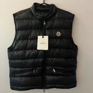 Moncler Väst  - Säljer nu min fina och välskötta moncler väst. Den är storlek 4 enligt monclers storlekstabell och sitter som en M på. Inga tecken på slitage eller likande defekter. Scan funkar! 