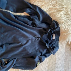 Stone island  - Säljer denna feta halvchip tröjan från Stone island. Den har inga skador eller liknande. Pris kan diskuteras! Skriv om du har några frågar.