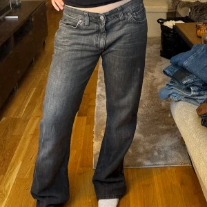 Grå jeans med låg midja - Säljer ett par snygga grå jeans med låg midja. De har en klassisk femficksdesign och en bekväm passform. Säljer då de tyvärr har blivit för stora för mig! 💕Från Crocker. 