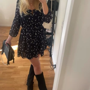 Prickig klänning - Superfin klänning från Holly & Whyte by Lindex i storlek small💕Superfin med svarta accessoarer och tights!💋 Klänningen är lite kortare, passar för de som är 175 och under, jag (på bilden) är 172. Klänningen är i ett begagnat men omhändertaget skick. 