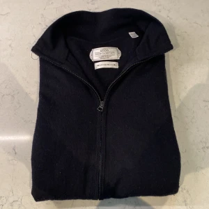 Merino Fullzip - Säljer nu denna asfeta These Glory Days fullzipen i 100% merinoull! Storleken är M men kan passa S med. Nypris ligger på 1100kr❌ mitt pris endast 399kr✅ Hör av dig vid minsta lilla fundering!! 😃😀