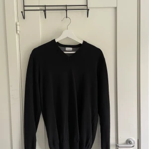 John Henric stickad tröja - Säljer nu en stickad tröja från John Henric i storlek M men passar S/M. Använd Max 5 gnr. Skriv vid fler frågor! Nypris 1200kr