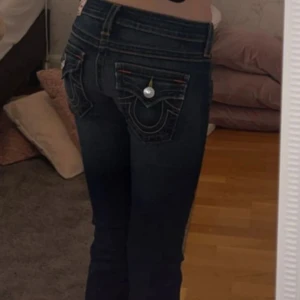 Mörkblå jeans med detaljer - säljer mina true religion jeans som jag har köpt på Plick!🫶🏼ge gärna prisförslag osv.. ställ frågor ifall du funderar över något🫶🏼