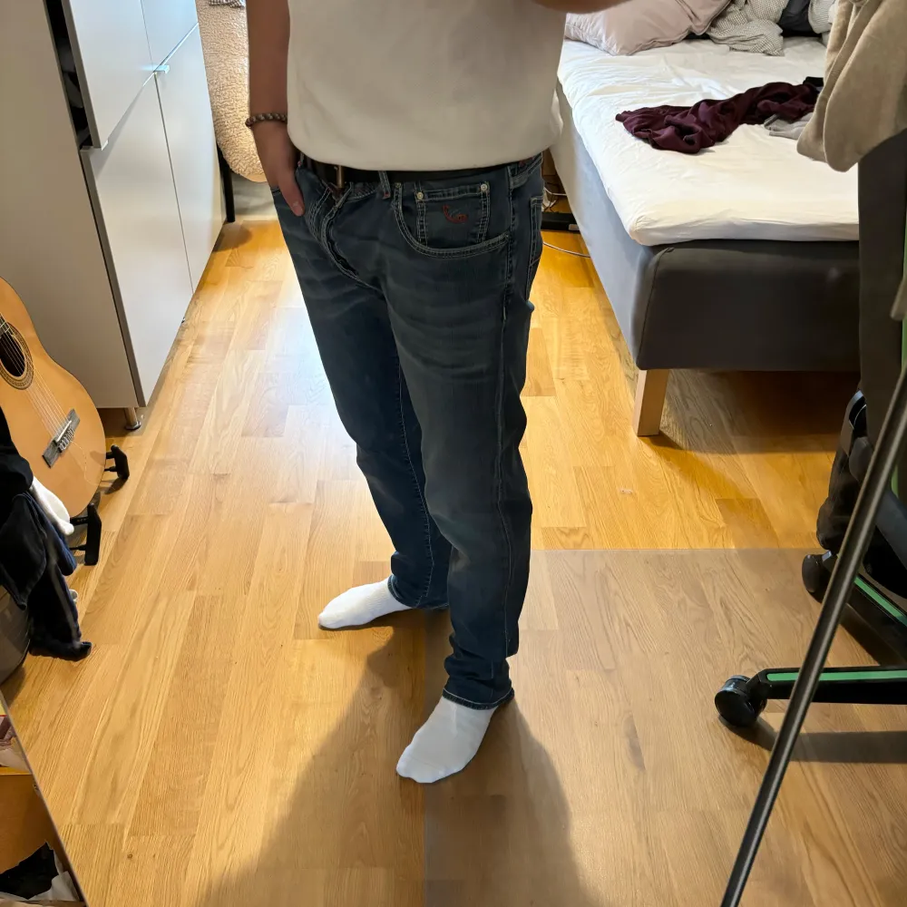 Hej säljer nu mina fina Jacob Cohen Jeans i storlek 36 men passar mig som är storlek 32, skulle säga att byxorna passar storlek 32-34. Nypris cirka 5000kr! Vi kommer att sälja liknande produkter nu närmare vinter så glöm inte följa profilen!🌊🍾. Jeans & Byxor.