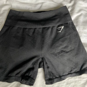 Gymshark shorts  - Snygga Gymshark shorts i stl xs/s❣️jag bär s/m o dessa är på gränsen till försmå, men i bra skick 250kr 💞