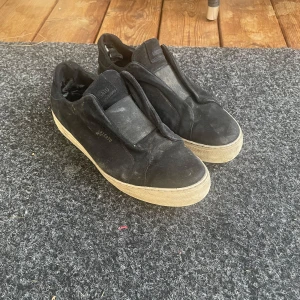 Arigato skor  - Säljer Arigato skor då jag inte använder dom någont mer som ni ser har dom varit med om väldigt mycket. Därför av priset. Tänker 300kr men billigare vid snabb affär.