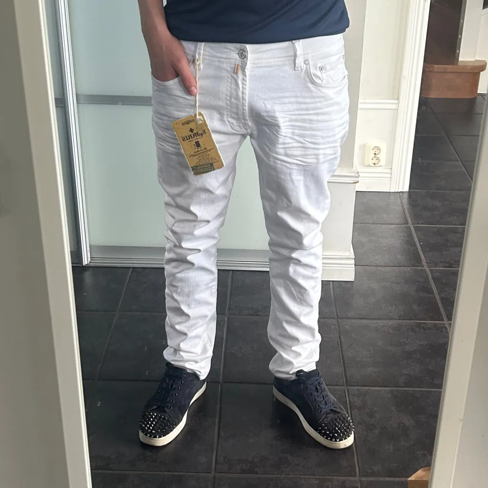 Säljer nu dessa riktigt stilrena och feta Morris jeans i modellen Triumph Twill 5-pkt. De är helt oanvända med lappen kvar. Köpta på Boys 2 Men och storleken är 34/34, men de är uppsydda lite i butik. Jag är ca 181 cm. NYPRIS: 1500KR 🙌🏼. Jeans & Byxor.