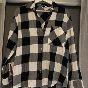 Skjorta - Oversized skjorta från H&M. Storlek XXS. Använd fåtal gånger.