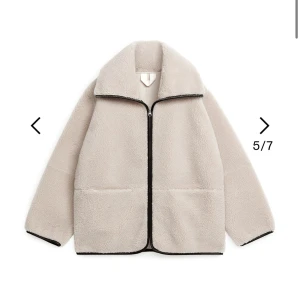 Intressekoll - Intressekoll på denna populära och skitnsygga teddyjacka från arket💗 nypris är 1590, köp direkt för 1200 