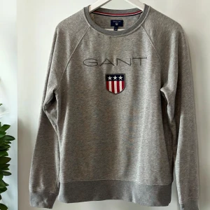 Grå sweatshirt från GANT - Säljer en grå sweatshirt från Gant, något sliten kragen 