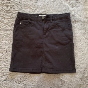 Svart jeanskjol  - En jättefin jeanskjol som nästan aldrig är använda säljer för att den tyvärr är för liten. Ganska stretchigt material 