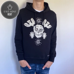 McQueen hoodie - Tja, säljer nu denna galet feta McQueen hoodie i storlek M fits S! Hör av dig vid frågor eller funderingar!