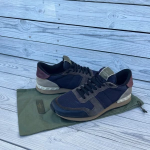 Valentino rockrunners - Tja, säljer mina feta rockrunners, det är bara att höra av dig om du har några frågor.