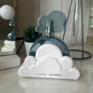 Ariana Grande cloud parfym  - 100ml flaska men den är ungefär halvfull so runt 55-50ml kvar. Köpt på Åhléns för 700kr och är i bra skick och luktar jättegott ✨
