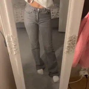 Gråa jeans från Gina (petite)! Väldigt fint skick, full length flare jeans💓💓