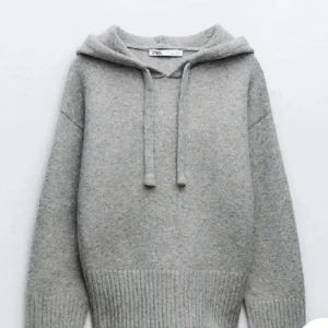 Stickad hoodie  - Perfekt stickad hoodie till hösten som är i mycket fint skick