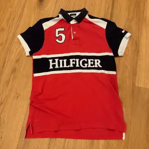 Säljer en piké från Tommy Hilfiger, utmärkt skick, säljer då den knappt kommer till användning. Skriv gärna vid funderingar eller ifall du vill ha andra bilder!