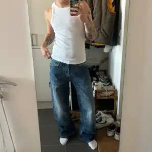 Snygga Weekday jeans i en avslappnad modell med fickor. Ej använda, helt nya. Säljer då de är för långa i benen för mig :(  Nypris: 700 kr  Modell: Sphere Relaxed Carpenter Jeans  Mått: Midja 39 cm Längd 111 cm Innerbenslängd 84 cm Lår 30 cm Knä 27,5