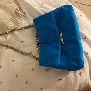 Handväska  - Blå handväska med kedja💙