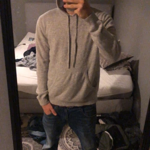 Kashmir hoodie  - Absolut inga defekter 9/10 skick Den e ej saint Laurent skrev bara det för att man ska få upp den lättare  