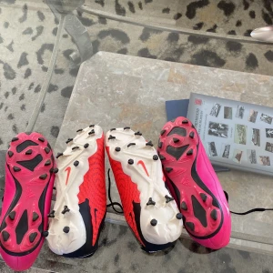 Köp båda paren fotboll skor, säljer dem här för att dem har blivit försmå⚽️⭐️ - Jätte bra skick på dem rosa, och bra skick på dem röda , vänstra skon är lite trasig där bak som man ser på bilderna , pris kan diskuteras