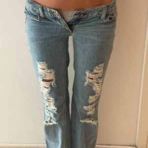 Low waist jeans  - Jättesnygga Low waist jeans med hål💗💗hål på rumpan, men det är sytt