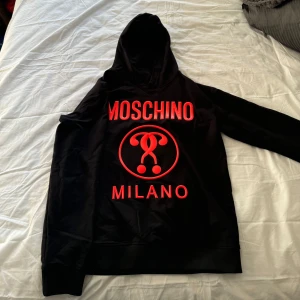 Moschino milano hoodie - Skick 10/10 använd ett få tal gånger för väldigt längesen, barn storlek men är exakt som xs!