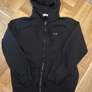 Comme des garcon hoodie - Riktigt fet zip hoodie från cdg. Mycke bra skick, knappt använd. Nypris 2500, mitt pris 800. Pris kan diskuteras vid snabb affär. Storlek L men passar M