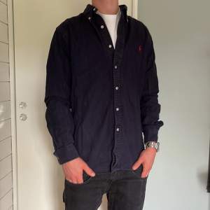 Ralph Lauren skjorta slim fit | Skick: 9/10 | Size - M | Nypris 1600kr mitt pris 499kr | Modellen är ca 177cm lång | Fraktar via PostNord eller Instabox på köparens bekostnad | Hör av dig vid minsta fråga eller fundering📩