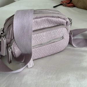 Väska - Fin Carin Wester väska från åhlens 🌸 Hyfsat bra skick, använd fåtal gånger