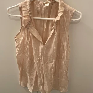 Blis - Säljer denna blus. Super fin och bra skick🤍