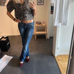 Lågmidjade jeans - Superfina lågmidjade jeans, hör av er vid egna bilder! Lånade bilder av en tjej från Vinted!!🩷🩷🌸