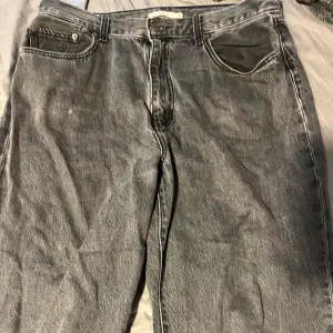 Jätte baggy jeans har inte använt dem på rätt så lång tid, säljer för att dem inte passar min stil, liten ben öppning 