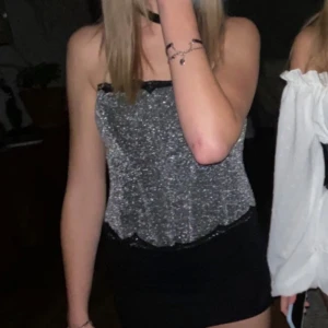 Glitter korsett  - Använd en gång, köpt för 400. Saknar snöret i ryggen men det är lätt att fixa och ågra små defekter men inget man ser, därav priset. 