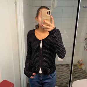 Stickad kofta - Så fin stickad kofta köpt second hand. Tecken på användning finns🥰