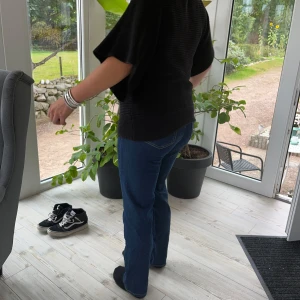 Mörkblåa jeans - Supersnygg färg på jeansen. Säljer pga av att de är för små för mig. Tror de ser 100 gånger bättre ut på någon som de passar!