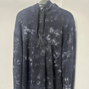 Armani exchange hoodie - Väldigt bra skick, använt några gånger. Pris kan diskuteras. 