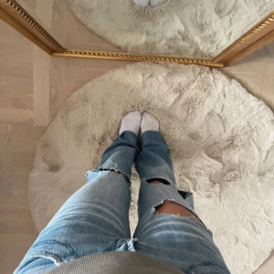 lågmidjade jeans - säljer mina as snygga lågmidjade jeans med hål!!
