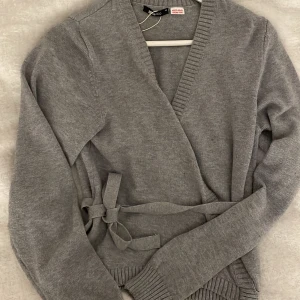 Knyt tröja  - Grå Stickad ”kofta/ tröja” man knyter nedtill, använt ett fåtal gånger. Kontakta för mer info, bilder o pris mm.💋
