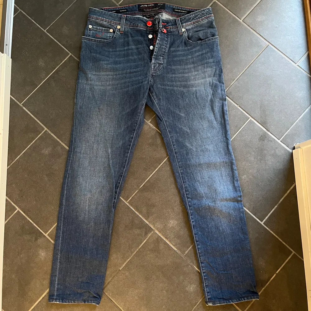 Tja, säljer ett par Jacob Cohen jeans i modellen 688, storlek 33. De är i riktigt bra skick och ligger på 5000 kr i butik, kom dm för passform och skriv vid funderingar🙌. Jeans & Byxor.