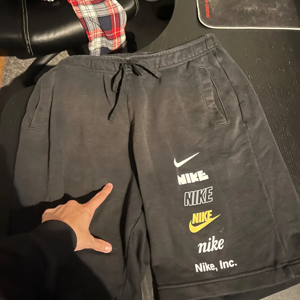 Ett par Nike shorts jag inte har användning längre och söker en ny ägare. Nypris 600kr mitt pris 200k. Hör av vid intresse . Shorts.