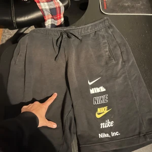Nike shorts  - Ett par Nike shorts jag inte har användning längre och söker en ny ägare. Nypris 600kr mitt pris 200k. Hör av vid intresse 