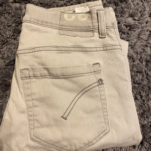 Dondup Jeans - Ett par sköna ljusgråa jeans från dondup