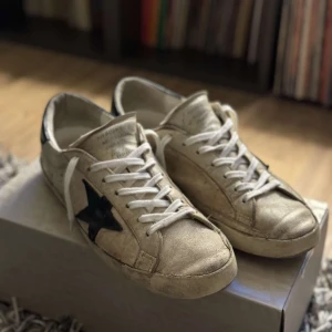 Golden goose - Ett par sköna golden goose i storlek 43. Nypris på dessa är 5500, mitt pris 1999. Box och dustbag samt annat og medkommer. Hör av er för fler bilder ellerandra funderingar.