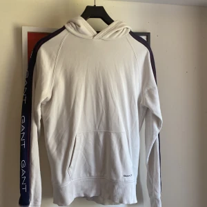Gant hoodie - Vit gant hoodie i storleken S. Använd ungefär 2,3 gånger. Bra skick