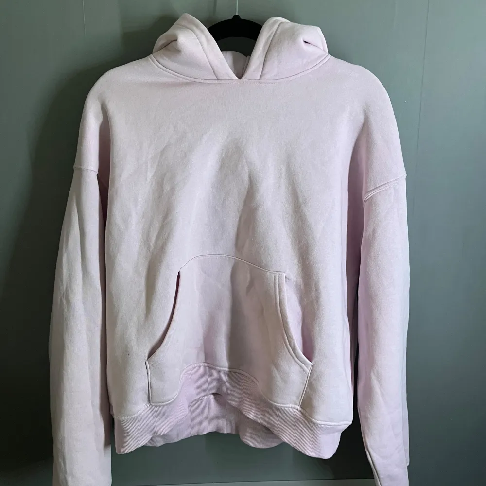 Köp båda för 500kr eller styck pris, tröjan 300kr och byxorna 200kr💞 båda är köpta för ungefär 1 månad sen och är mycket lite använt . Hoodies.